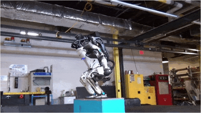 Boston Dynamics Atlas Robot hace un backflip