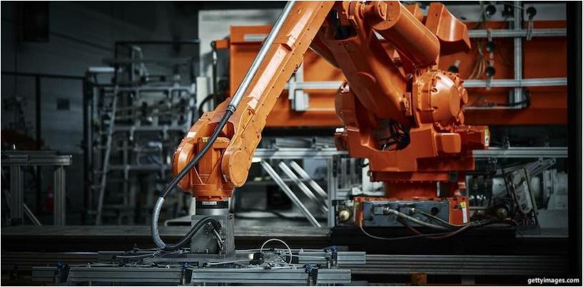 robot en una fábrica de metales