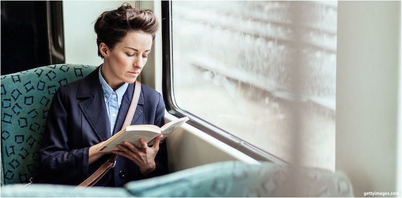 mujer lee en transporte público