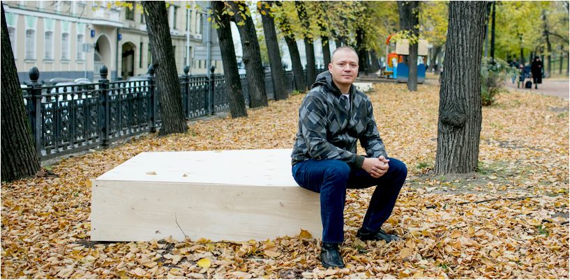 Mikhail Goncharov en el parque otoño