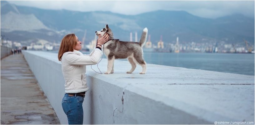 Chica rusa con un perro