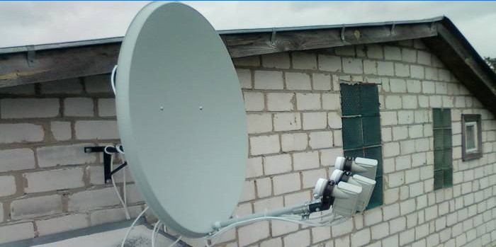 Antena de TV satelital en la casa