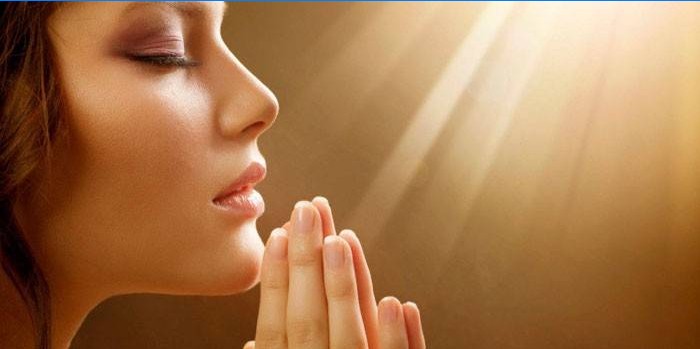 Mujer en oración manos juntas