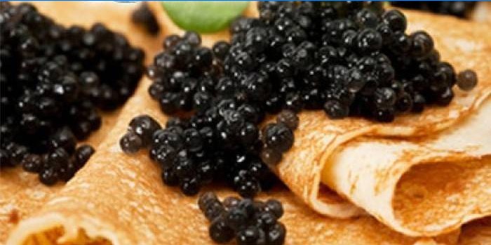Panqueques con caviar negro