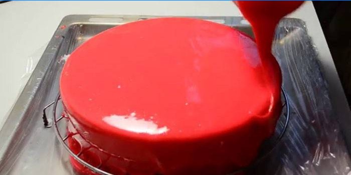 El proceso de recubrir un pastel con glaseado de color espejo.