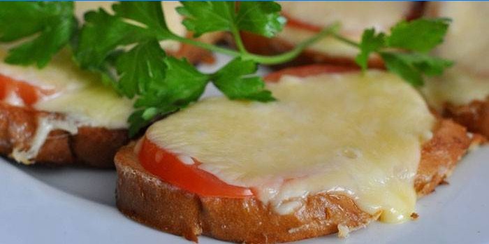 Sandwiches con queso y tomate.
