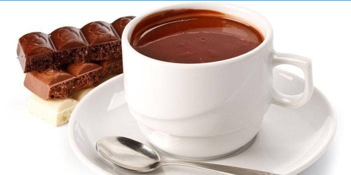 Chocolate caliente en una taza y chocolate poroso