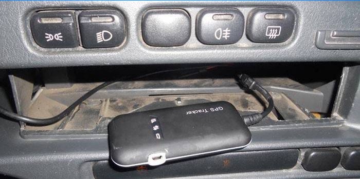 Rastreador GPS instalado en el automóvil