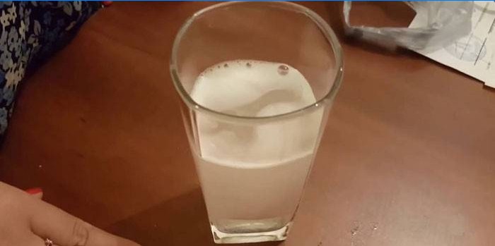 Eco Slim comprimido disuelto en agua en un vaso