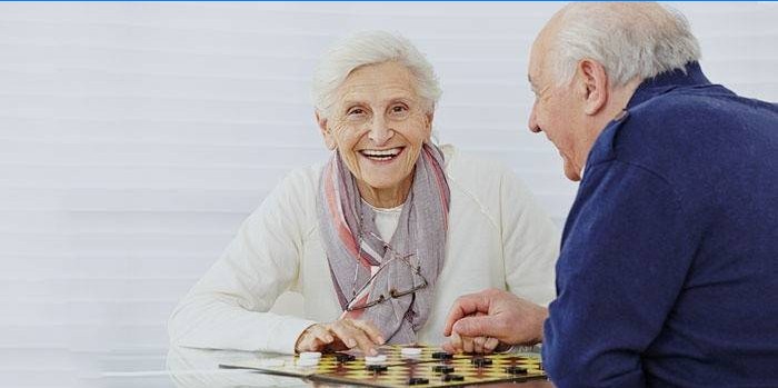 Las personas mayores aprenden a jugar bien a las damas