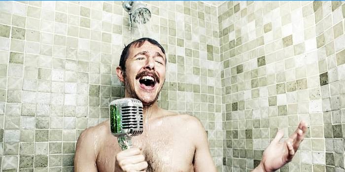 Hombre cantando en la ducha