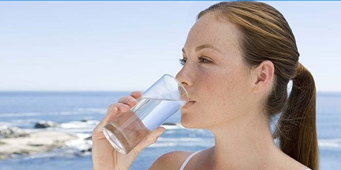 Bebe agua para bajar de peso