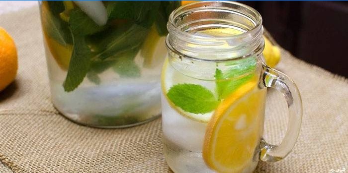 Derretir el agua con limón.