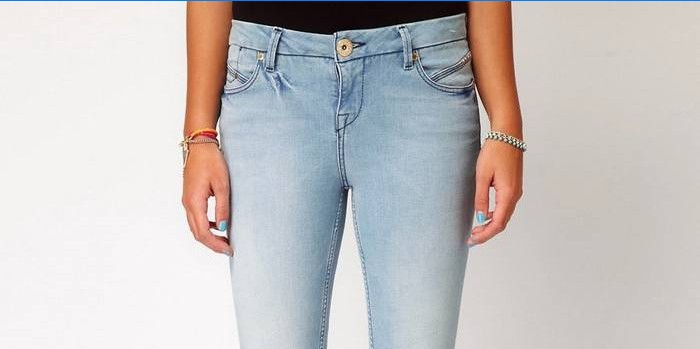 Rasguños en jeans de mujer