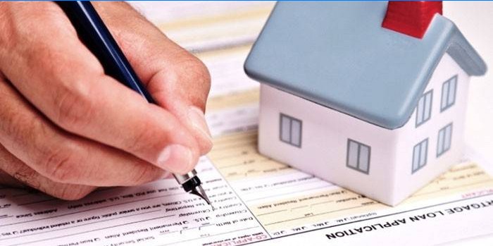 Un hombre llena un formulario de solicitud de hipoteca