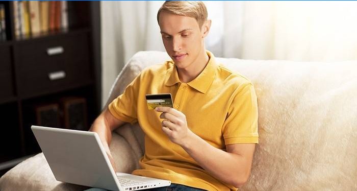 Un chico toma un préstamo en línea con una tarjeta Sberbank
