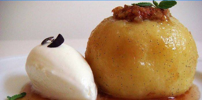 Manzana al horno con miel y una bola de helado