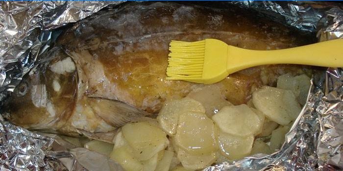 Cómo engrasar un pescado antes de hornear