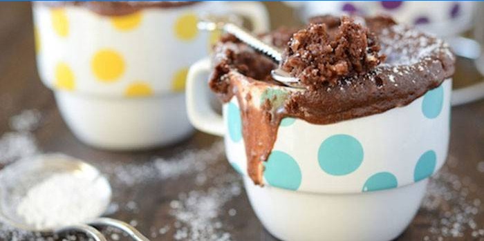 Muffin de chocolate al horno en una taza