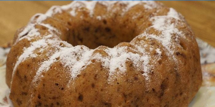 Muffin listo con plátano espolvoreado con azúcar glas