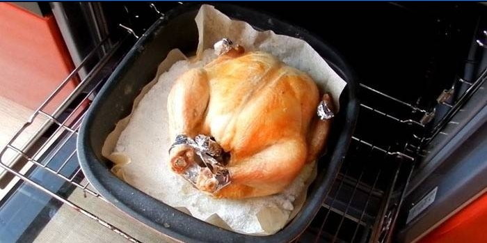 Pollo en una bandeja para hornear con sal