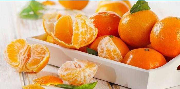 Mandarinas peladas y peladas en una bandeja