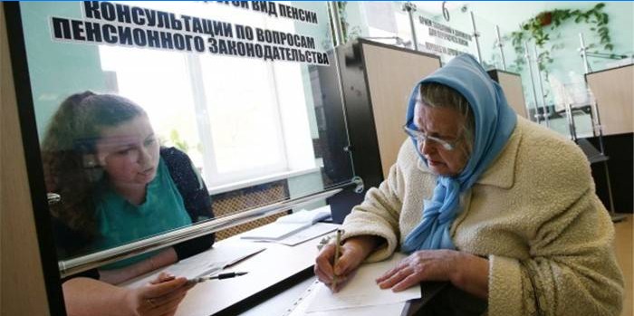 Mujer de edad de jubilación firma documentos