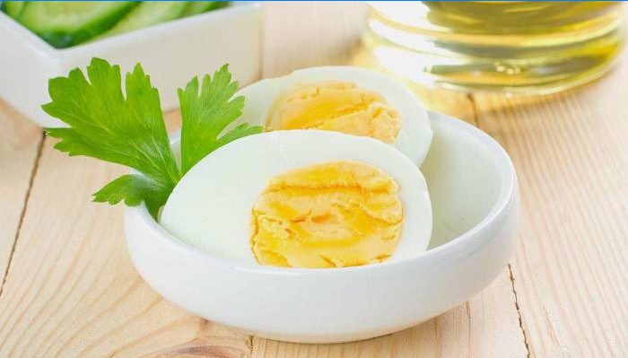 Huevos cocidos para el desayuno durante una dieta modelo