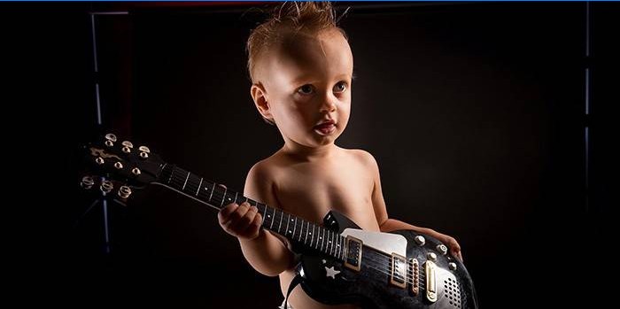 Niño con una guitarra eléctrica