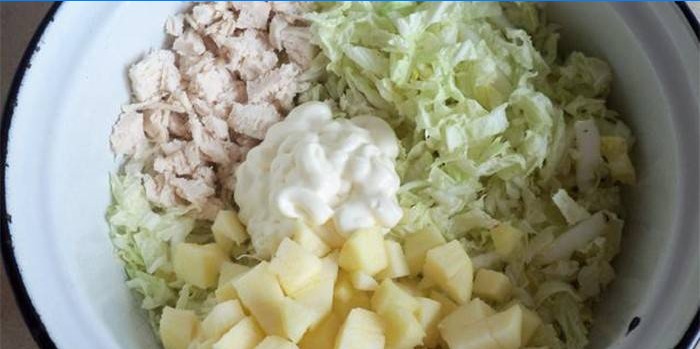 Ingredientes y mayonesa en un bol