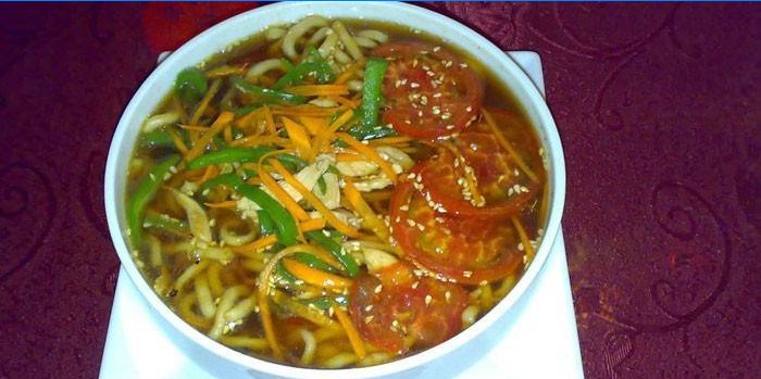 Sopa china con vegetales y fideos
