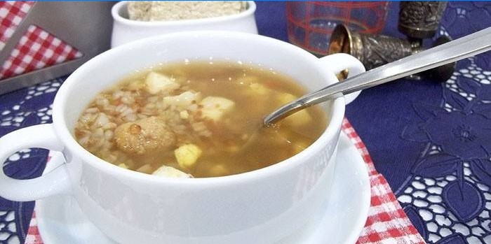 Sopa de trigo sarraceno con albóndigas en un plato