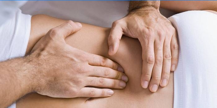 Un hombre hace un masaje de los órganos internos del abdomen.