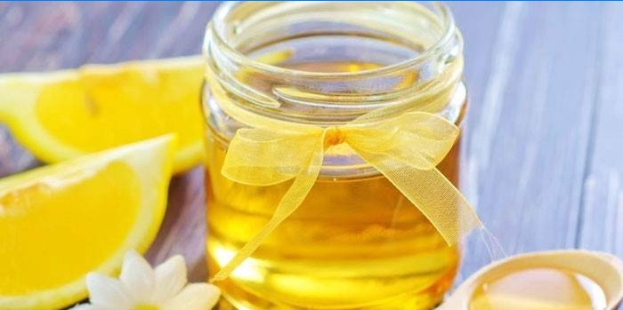 Miel agua con limón en una jarra