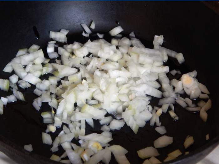 Freír cebollas en aceite vegetal
