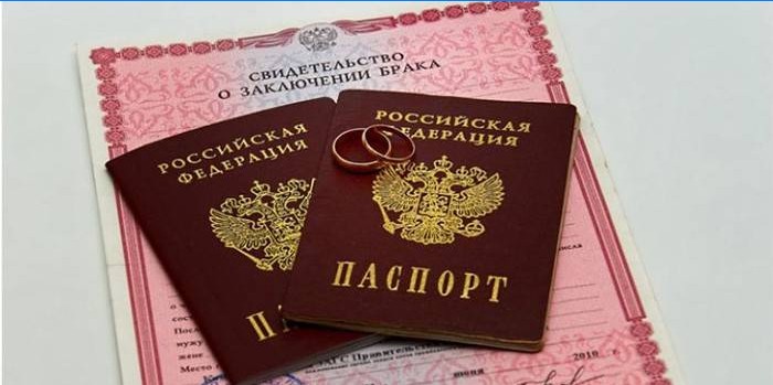Pasaportes en certificado de matrimonio y anillos