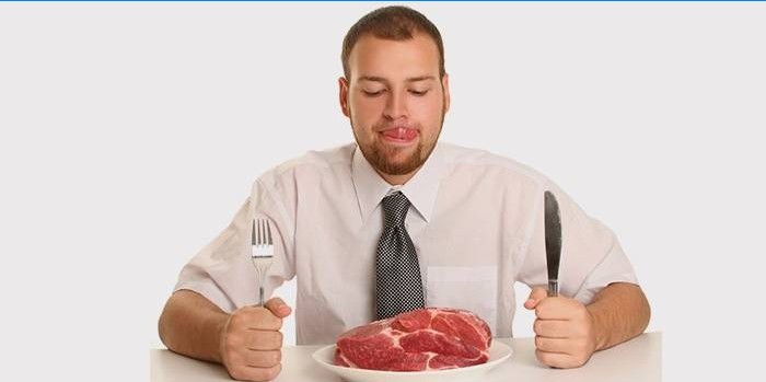 Un hombre va a comer carne