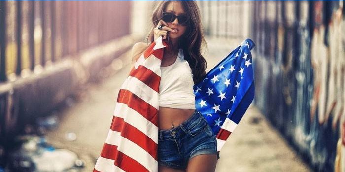 Chica con bandera americana