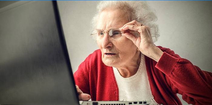 Abuela en la computadora