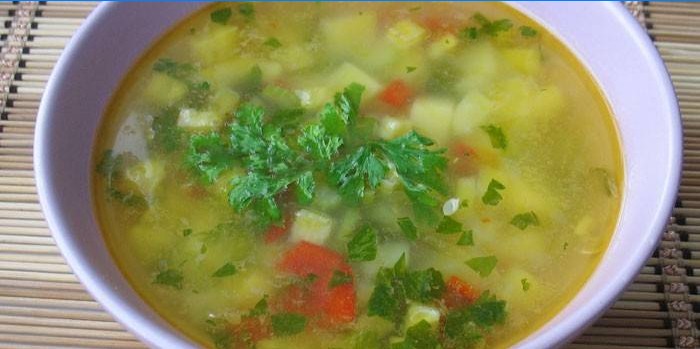 Sopa de verduras en un plato