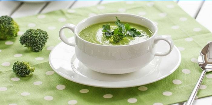 Sopa de crema de brócoli verde