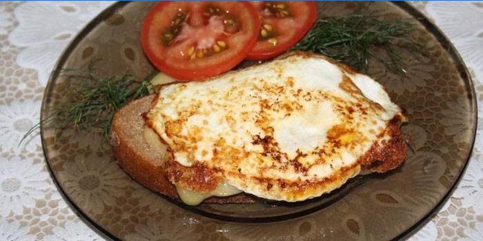 Sandwich de queso y huevo caliente