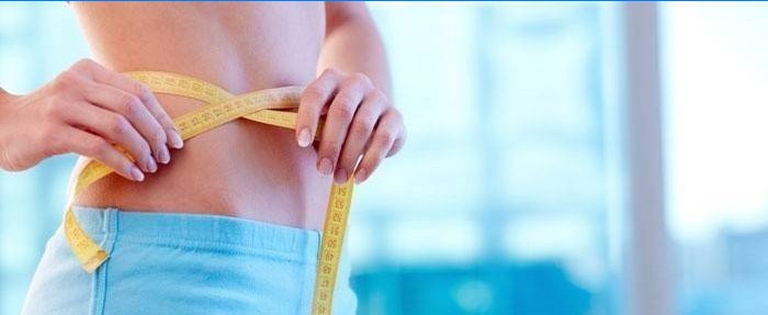 Un estómago plano es un componente esencial de una figura delgada.