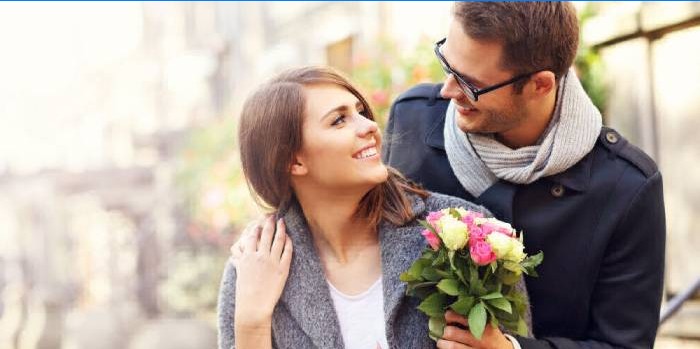 El esposo le da flores a su esposa.