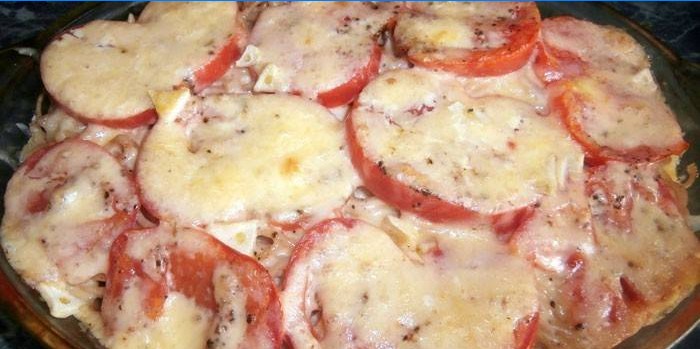 Pasta al horno con tomates bajo una tapa de queso