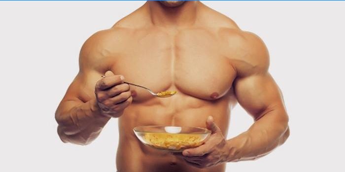Hombre comiendo avena para ganar masa muscular