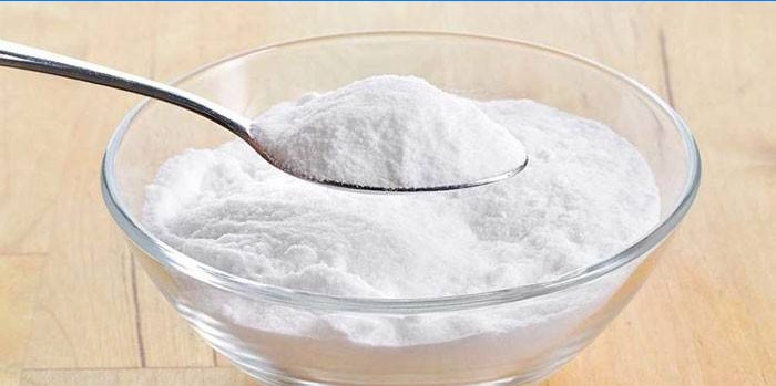 Bicarbonato de sodio en una cuchara y plato