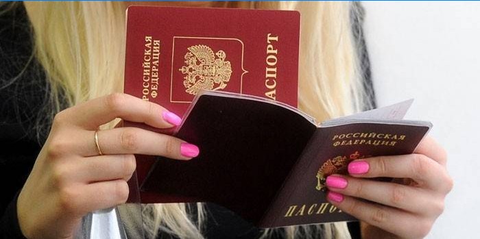Chica con pasaportes en sus manos