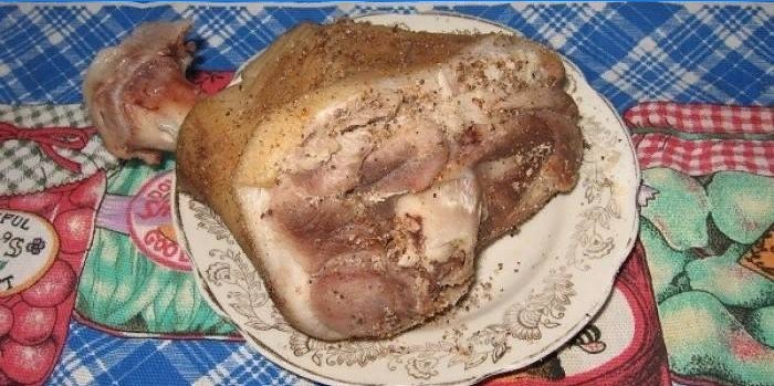 Codillo de cerdo hervido en un plato