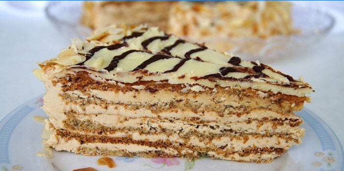 Una rebanada de pastel de Esterhazy con crema de leche condensada hervida en un plato